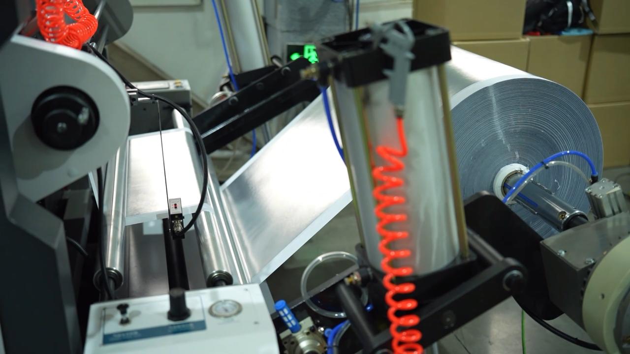 1 Non Woven Roll Feeding 1 alimentação de rolo não tecido