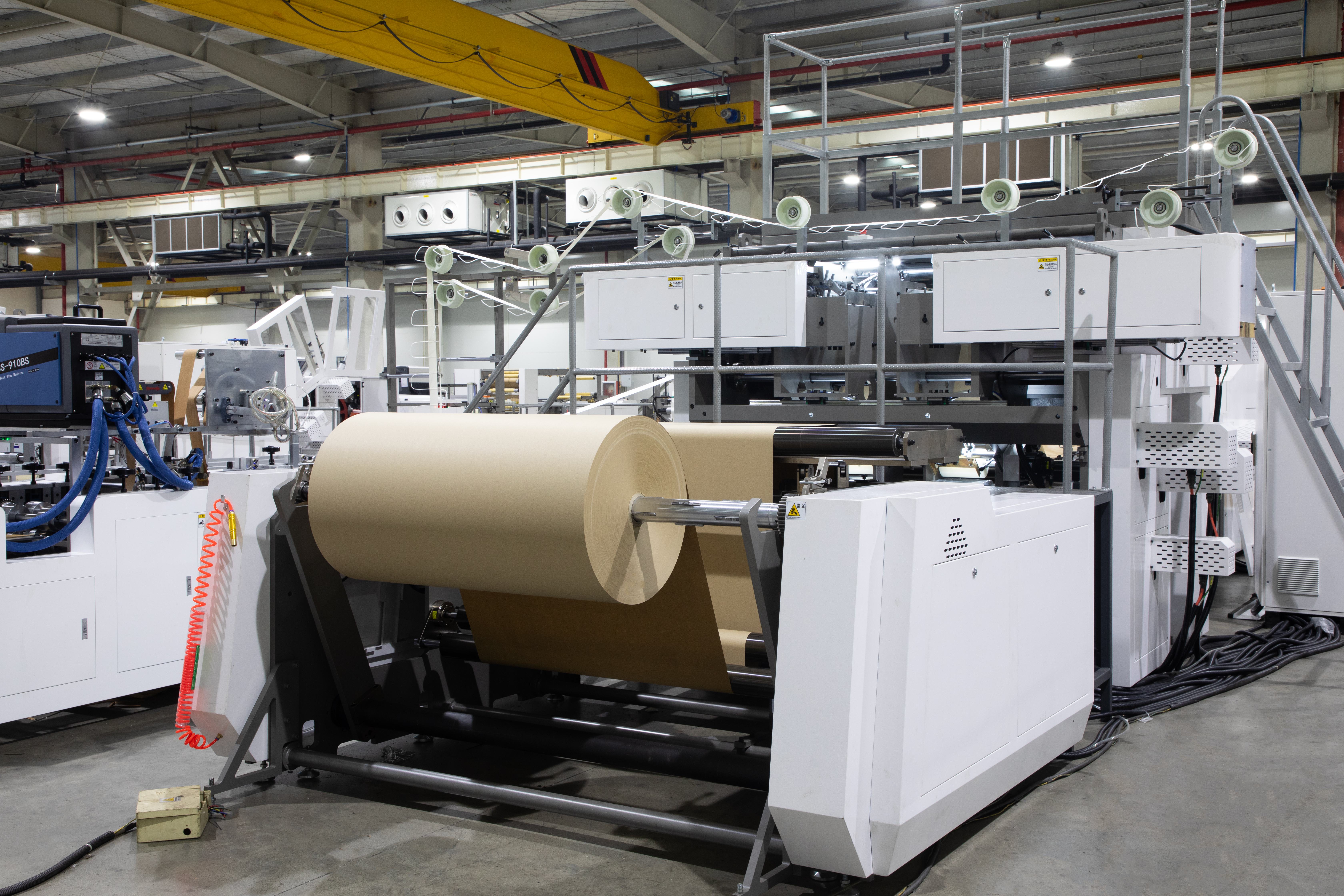 Novo mundo Uma máquina de bolsa de papel de fundo quadrado com alça torcida online