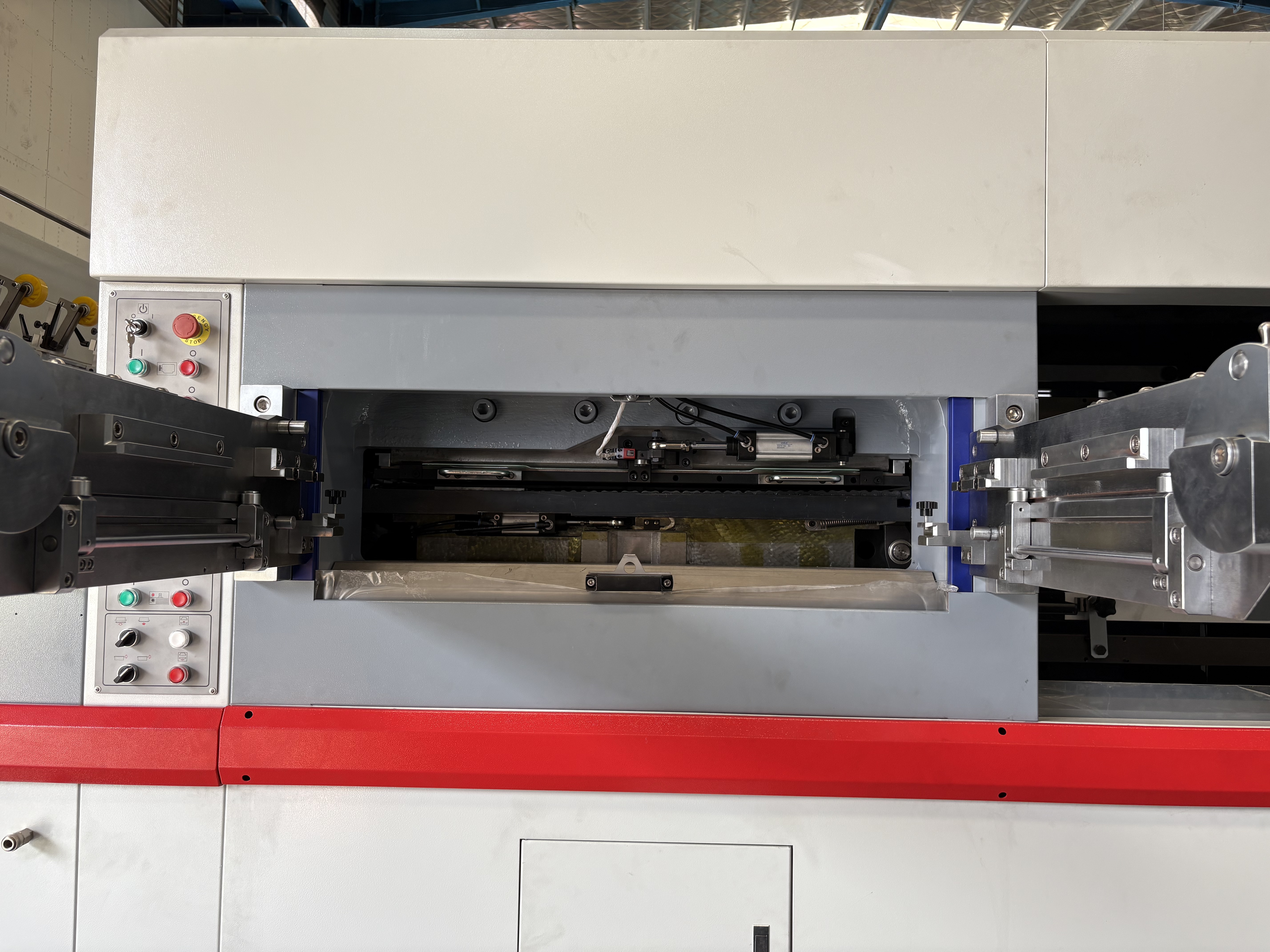 Máquina de corte e vincativa automática