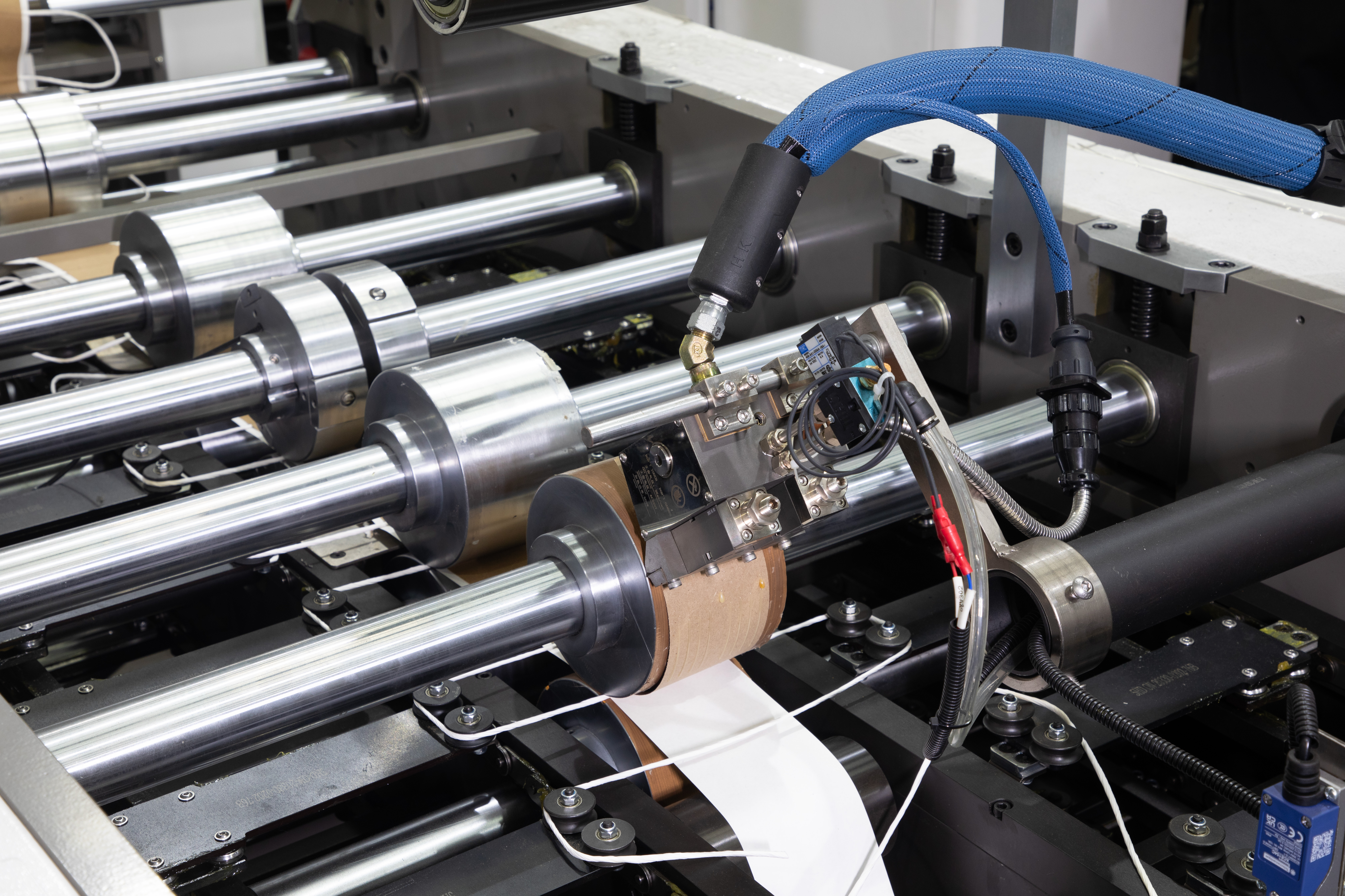 Máquina de fabricação de bolsas inteligentes com alça torcida