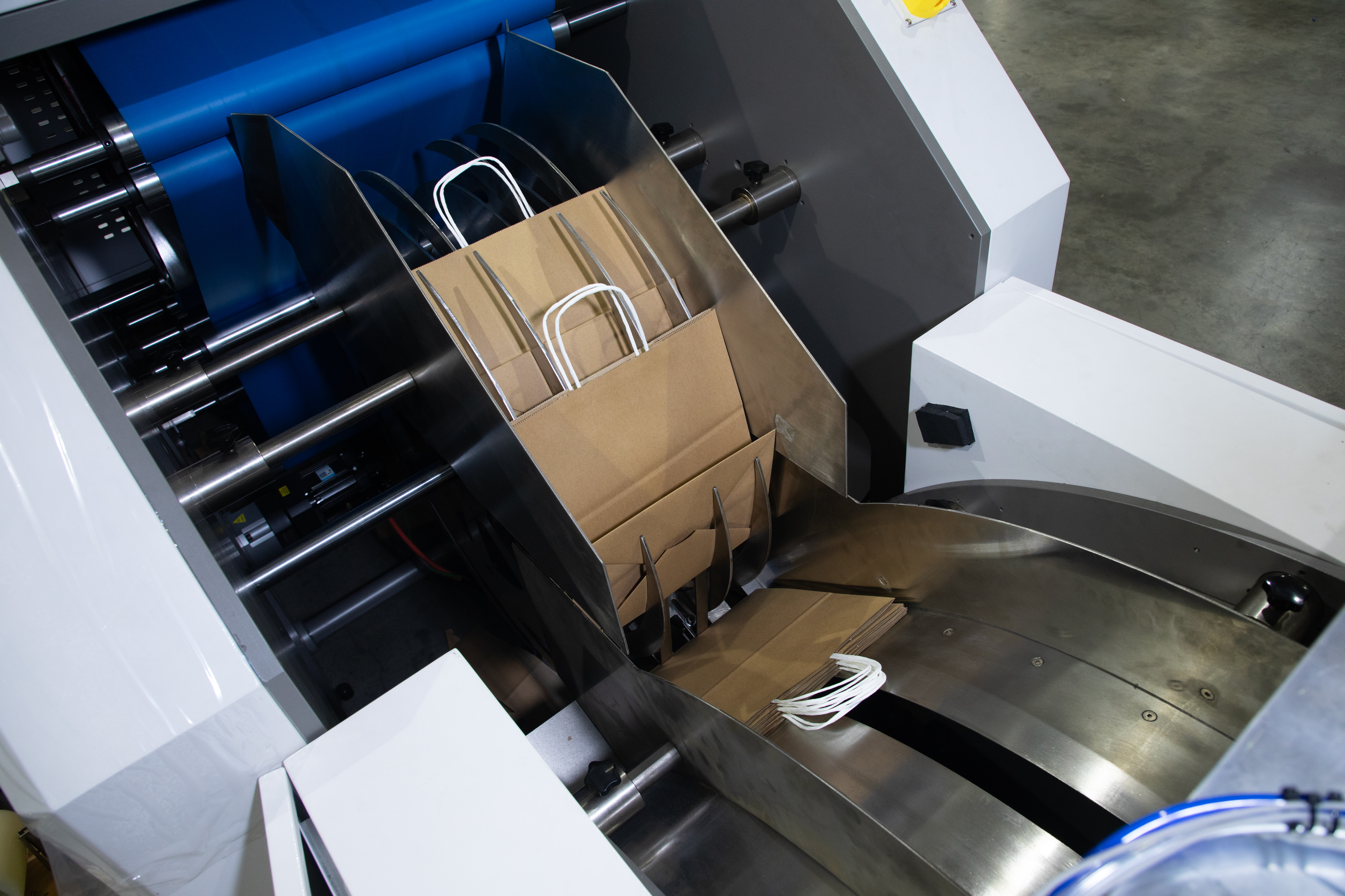 Novo mundo Uma máquina de bolsa de papel de fundo quadrado com alça torcida online