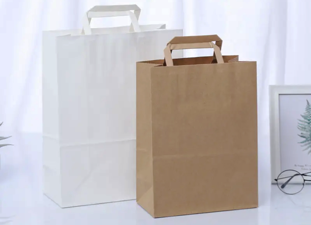 Saco de papel com fundo quadrado e alça plana