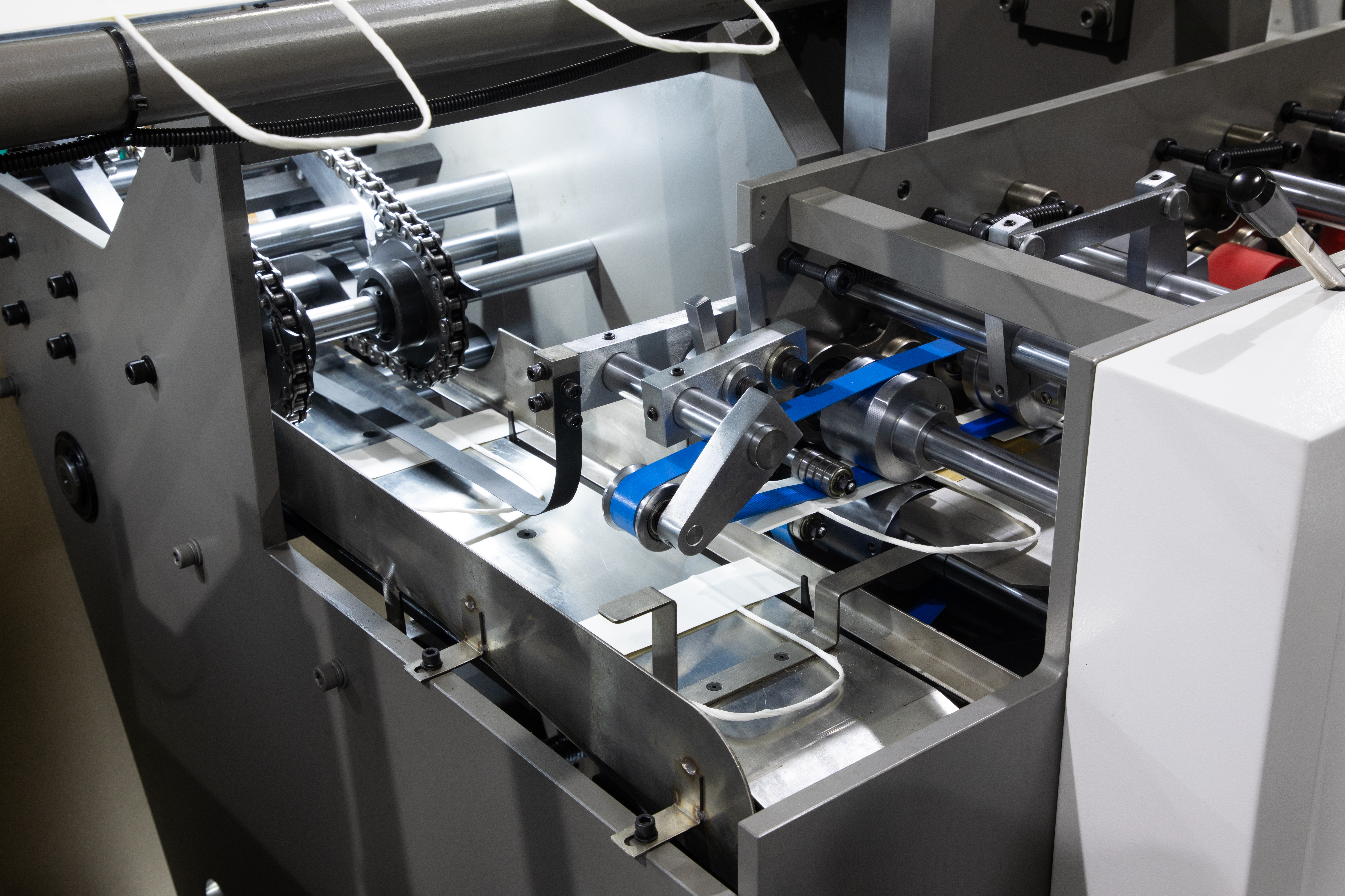 Máquina de fabricação de bolsas inteligentes com alça torcida