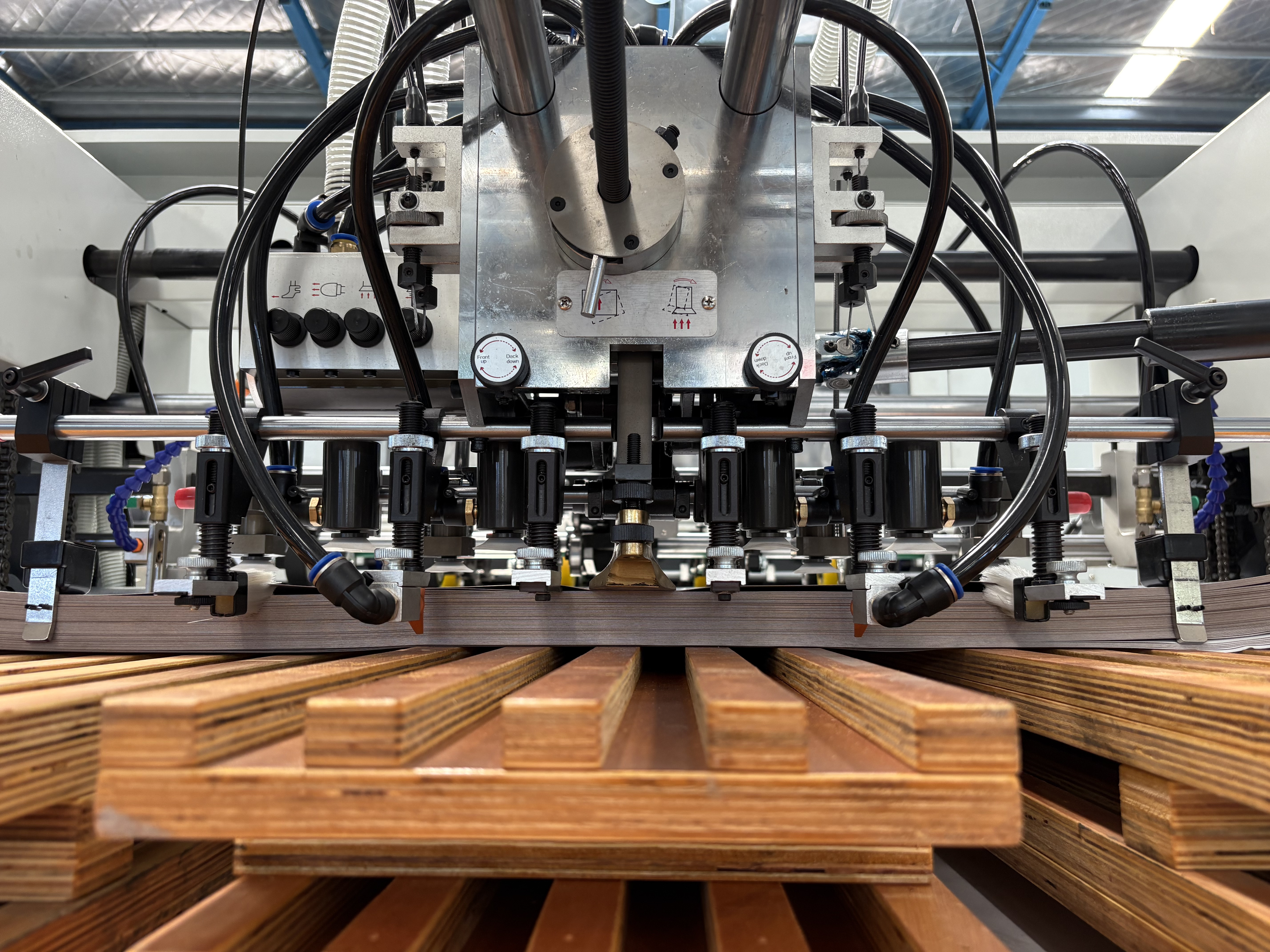 Máquina de corte e vincativa automática