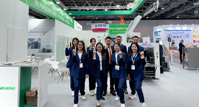 Equipe de vendas da Oyang na Drupa2024