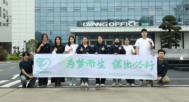 Membros da equipe de comércio exterior de Oyang